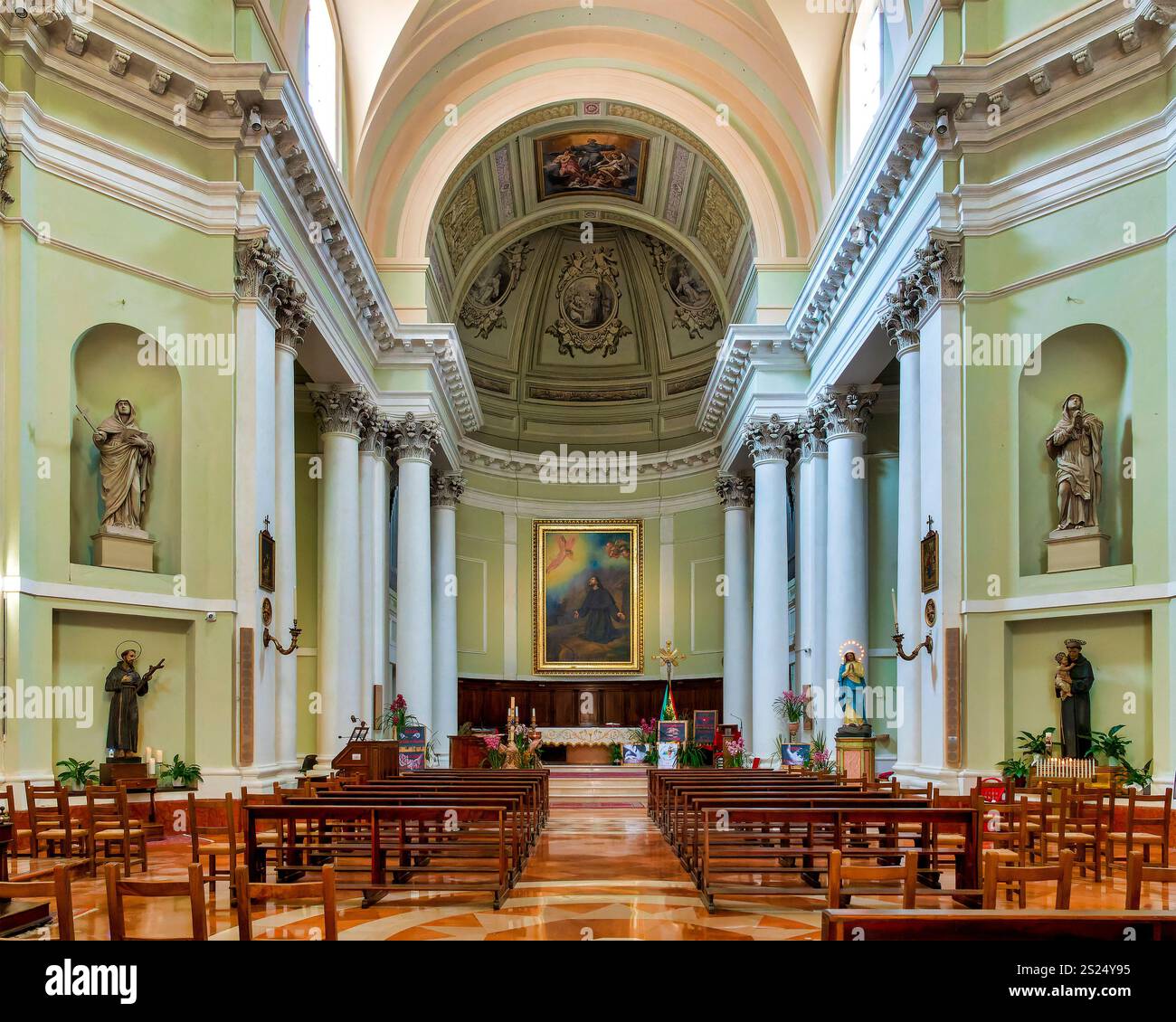 L'intérieur de la Chiesa di San Francesco à Foligno, en Italie, présente une architecture néoclassique redessinée en 1796 par Andrea Vici. Banque D'Images