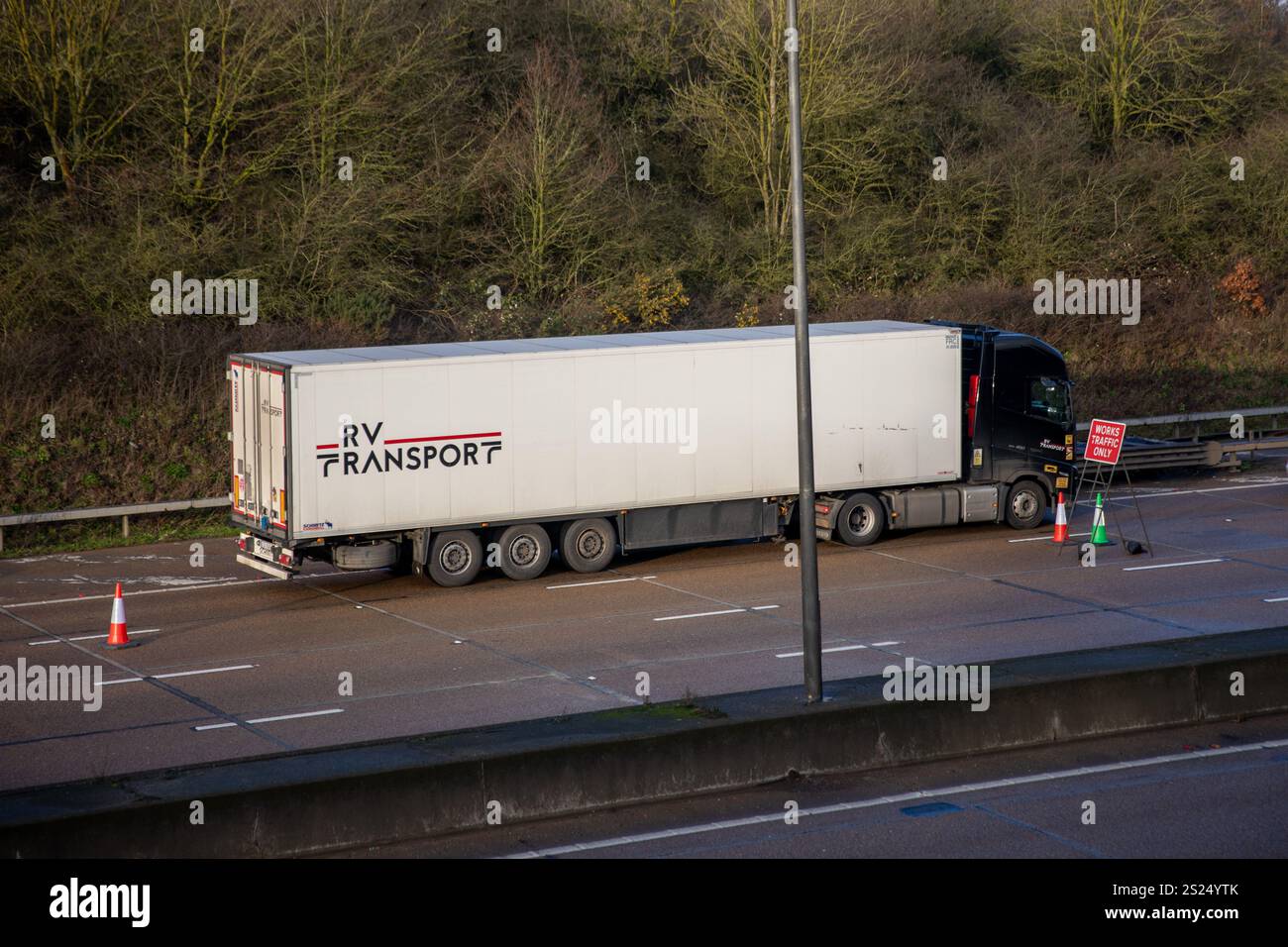 Leatherhead, Royaume-Uni, 6 janvier 2025. Après qu'un camion a heurté la réserve centrale à 2350 dimanche soir, causant des dommages à la chaussée, l'autoroute M25 reste fermée dans le sens inverse des aiguilles d'une montre entre la jonction 8 et la jonction 10. Deux voies doivent être resurfaçées après un déversement important de diesel. La circulation est détournée de l'autoroute via l'A240 et l'A217 crédit : James Willoughby/ALAMY Live News Banque D'Images