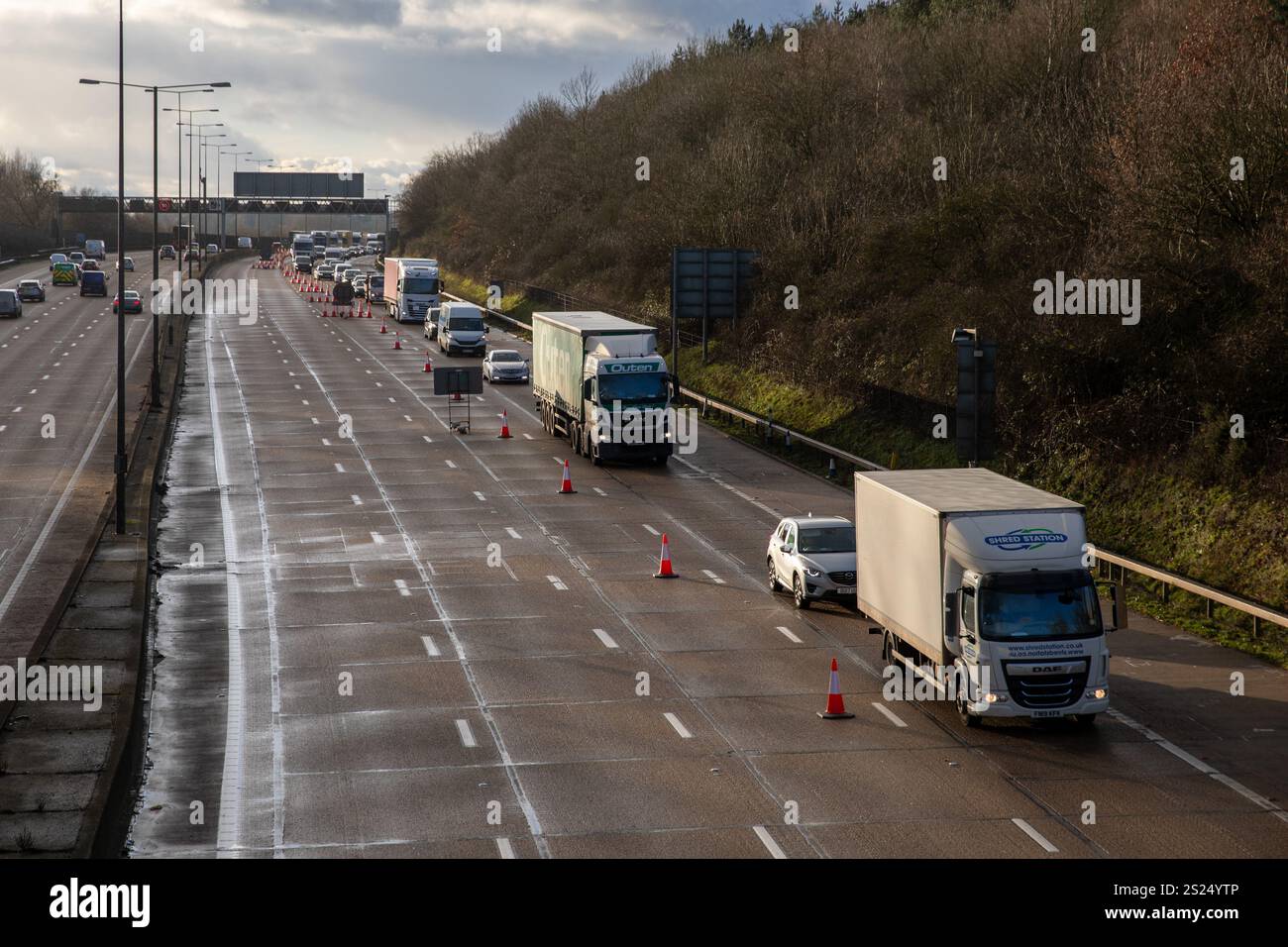 Leatherhead, Royaume-Uni, 6 janvier 2025. Après qu'un camion a heurté la réserve centrale à 2350 dimanche soir, causant des dommages à la chaussée, l'autoroute M25 reste fermée dans le sens inverse des aiguilles d'une montre entre la jonction 8 et la jonction 10. Deux voies doivent être resurfaçées après un déversement important de diesel. La circulation est détournée de l'autoroute via l'A240 et l'A217 crédit : James Willoughby/ALAMY Live News Banque D'Images