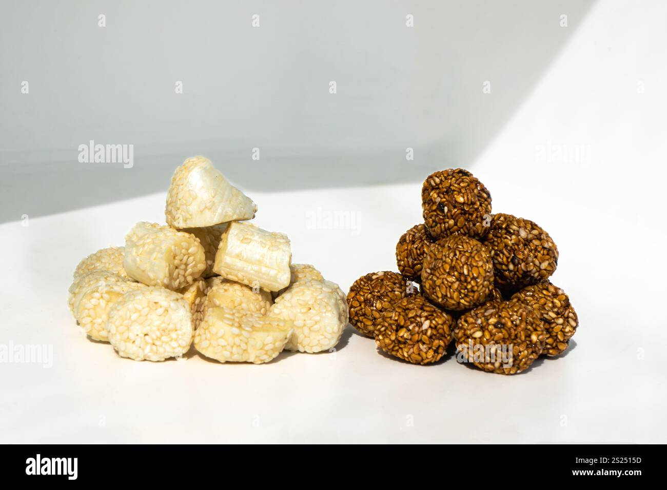 Balles de sésame avec jaggery et Ghee High Energtic Pre Workout et concept du festival Maghe Sankranti Banque D'Images