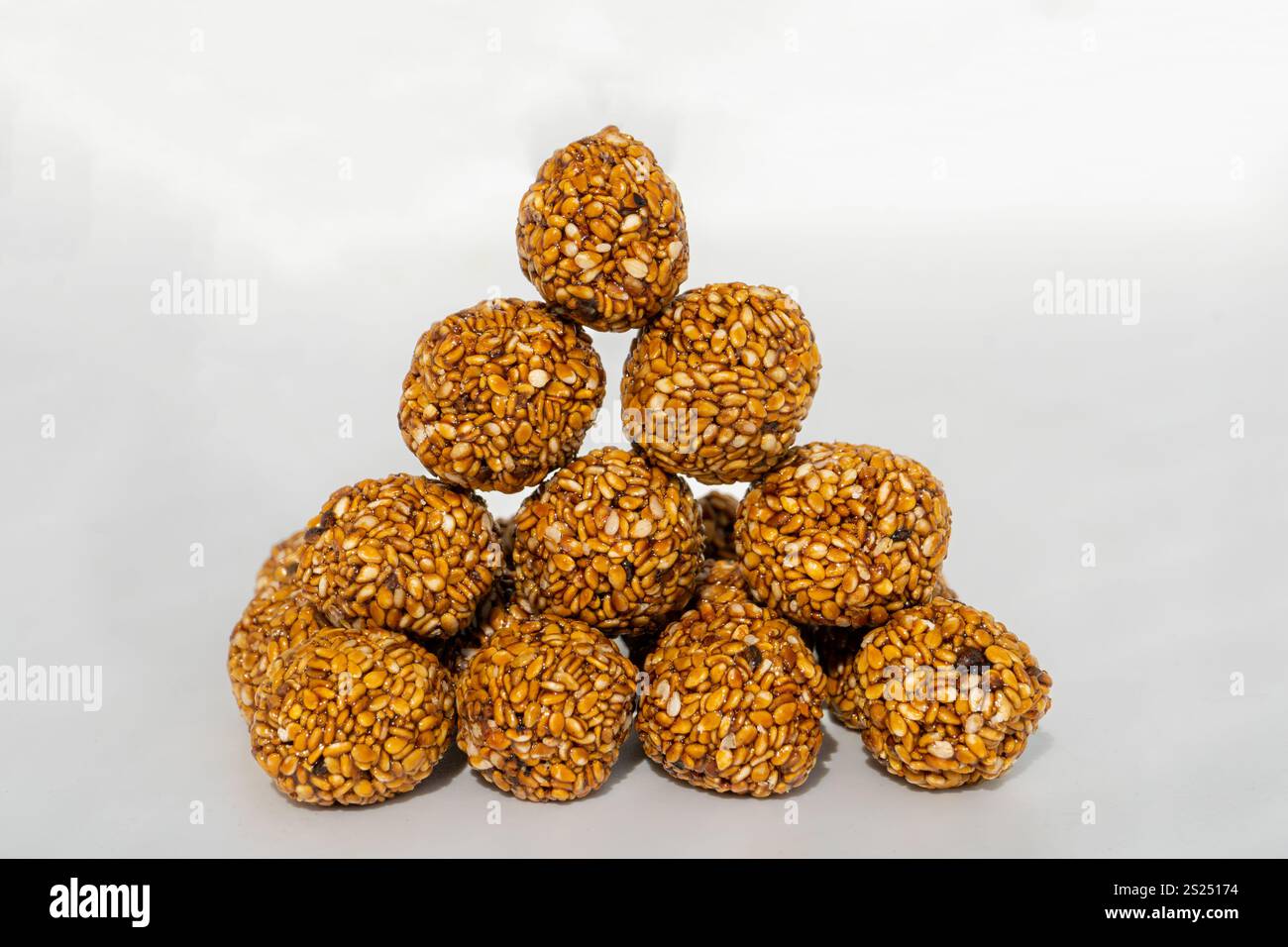 Balles de sésame avec jaggery et Ghee High Energtic Pre Workout et concept du festival Maghe Sankranti Banque D'Images