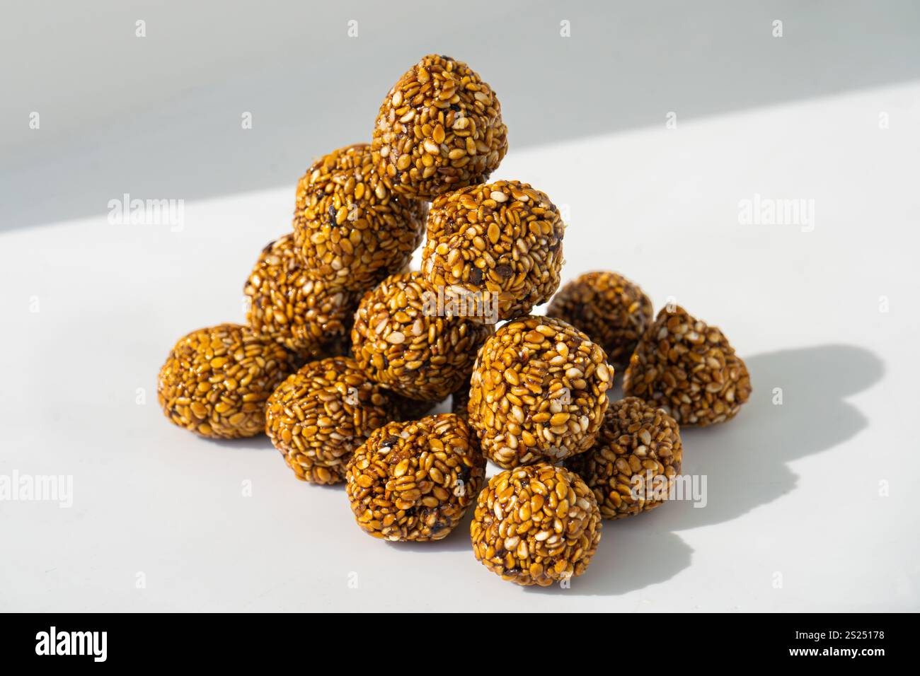Balles de sésame avec jaggery et Ghee High Energtic Pre Workout et concept du festival Maghe Sankranti Banque D'Images