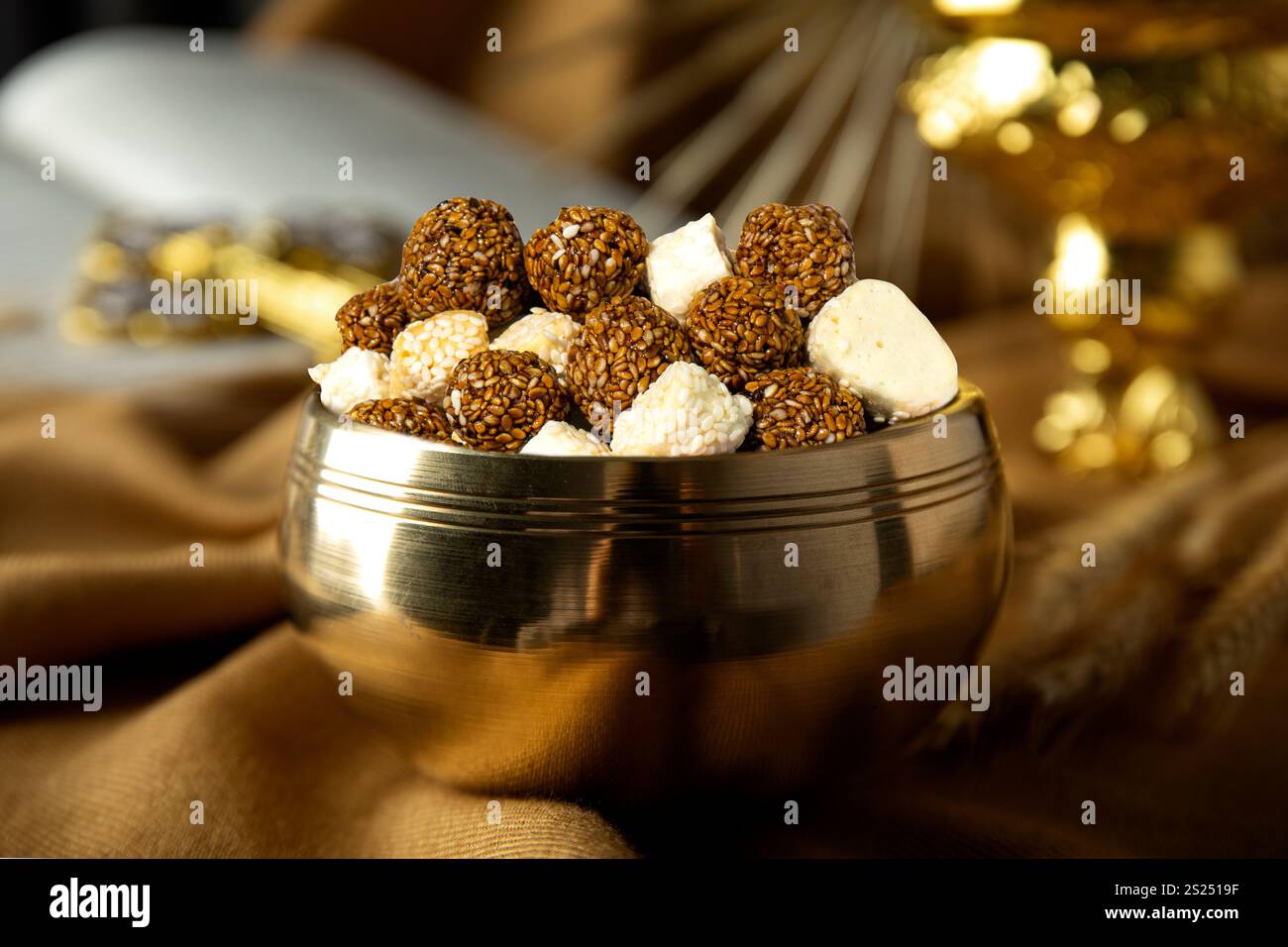 Balles de sésame avec jaggery et Ghee High Energtic Pre Workout et concept du festival Maghe Sankranti Banque D'Images