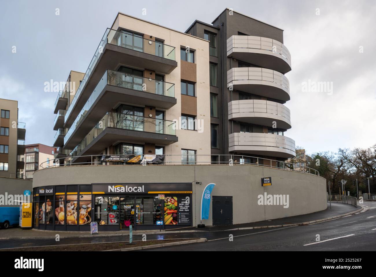 Savoy place, un nouveau développement d'appartements à Farnborough, Hampshire, Angleterre, Royaume-Uni. Ce nouveau bloc d'appartements sur un rond-point dans la ville de Farnborough a été loué aux propriétaires par le London Borough of Newham. Ils prévoient de déplacer les sans-abri de leur arrondissement de Londres vers cette petite ville. Ce plan controversé va de l'avant parce que Rushmoor Borough Council, le conseil local, ne peut pas se permettre le bail pour loger les gens de son propre registre du logement. Banque D'Images