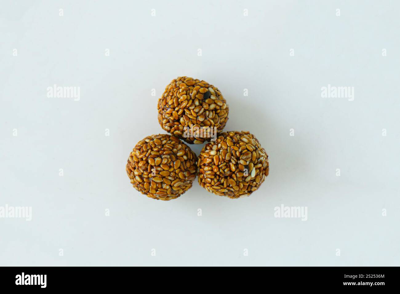 Balles de sésame avec jaggery et Ghee High Energtic Pre Workout et concept du festival Maghe Sankranti Banque D'Images