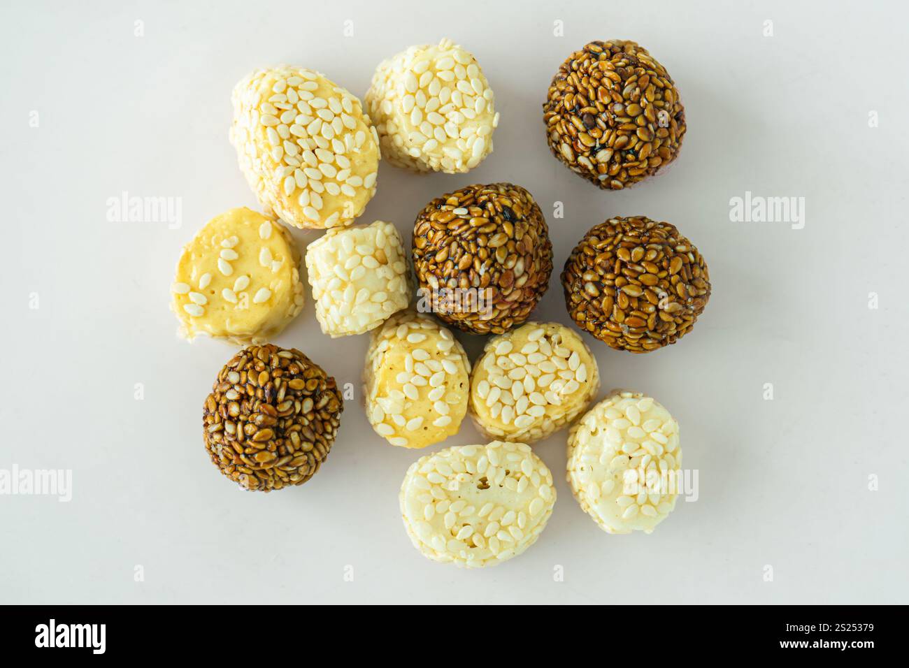 Balles de sésame avec jaggery et Ghee High Energtic Pre Workout et concept du festival Maghe Sankranti Banque D'Images