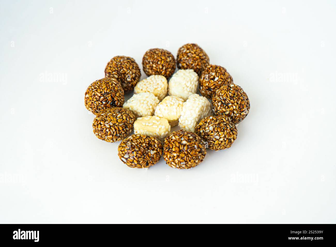 Balles de sésame avec jaggery et Ghee High Energtic Pre Workout et concept du festival Maghe Sankranti Banque D'Images