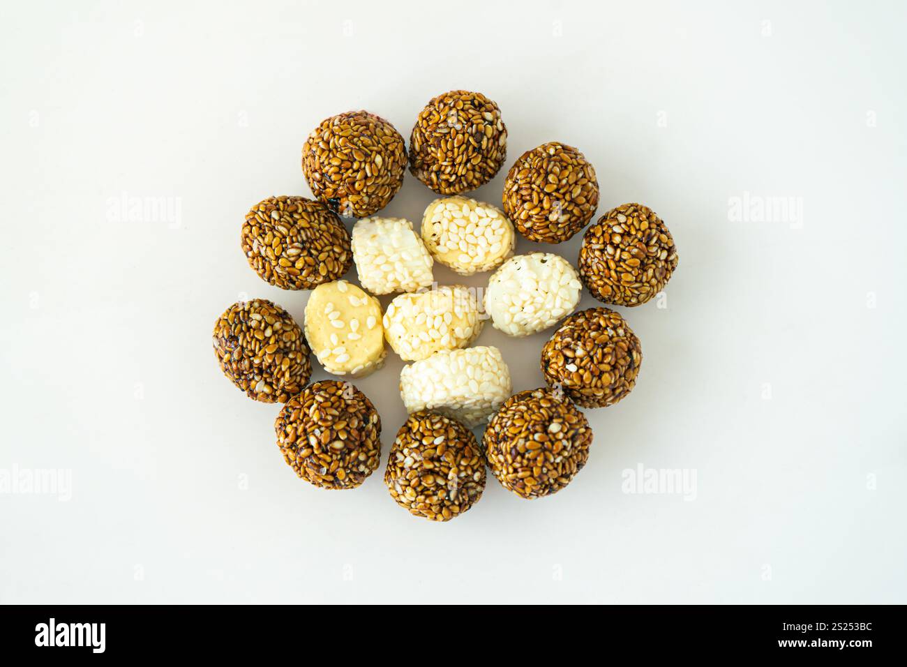 Balles de sésame avec jaggery et Ghee High Energtic Pre Workout et concept du festival Maghe Sankranti Banque D'Images
