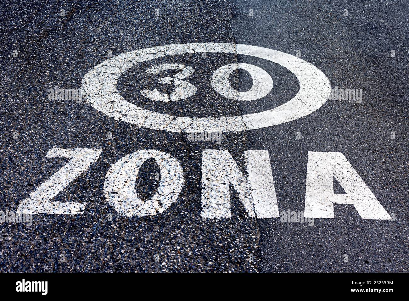 Panneau routier de limite de vitesse de zone de 30 km/h peint en blanc sur la rue asphaltée en Italie, créant un contraste clair avec la surface sombre de la route Banque D'Images