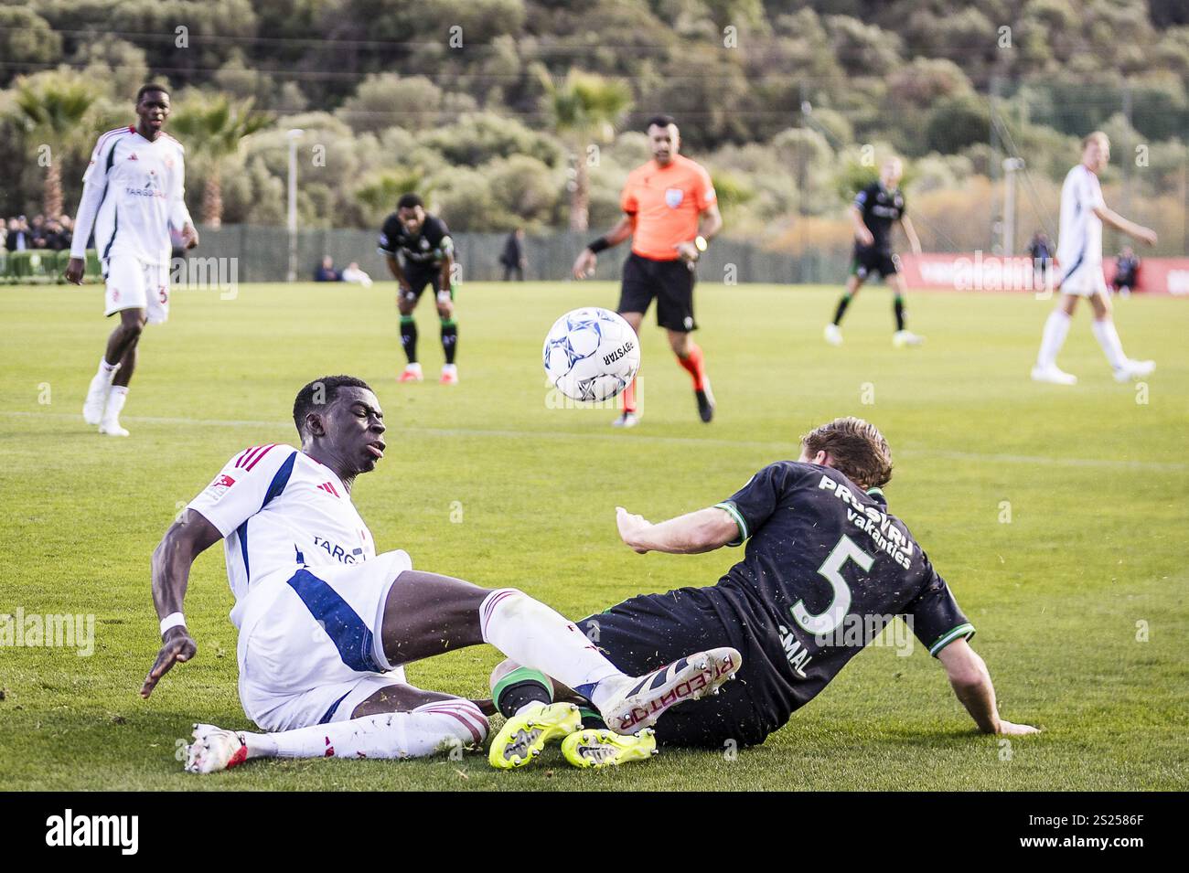 MARBELLA, 05-01-2025. Eredivisie néerlandaise, saison de football 2024 / 2025. Trainingskamp Feyenoord. Feyenoord - Fortuna Dusseldorf. Joshua Quarshie, joueur de F. Dusseldorf, Gijs Smal, joueur de Feyenoord. Banque D'Images