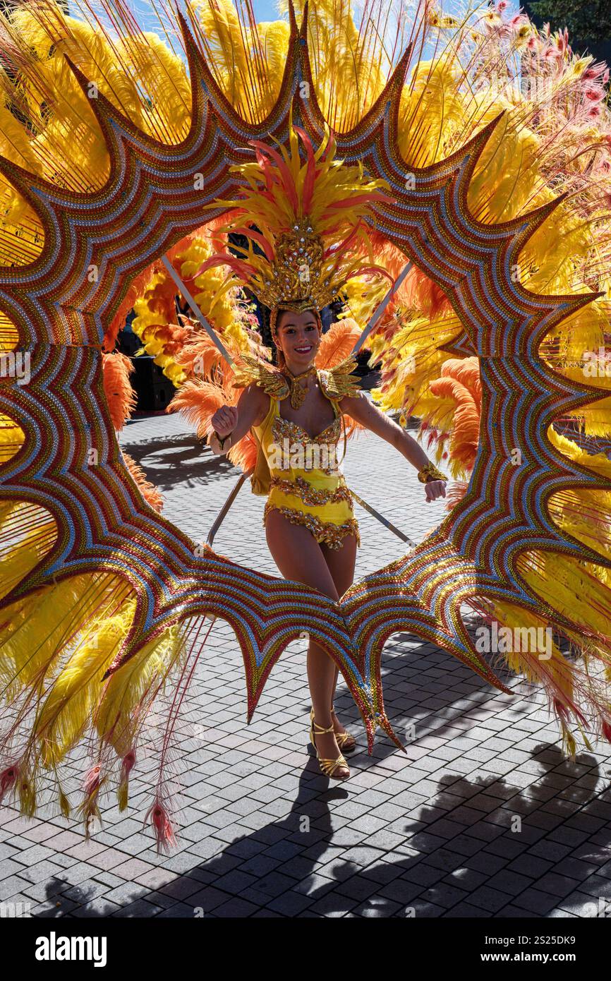 Membre d'un groupe de danse portant des costumes à plumes élaborés lors d'un festival de rue à Sinaia, en Roumanie Banque D'Images