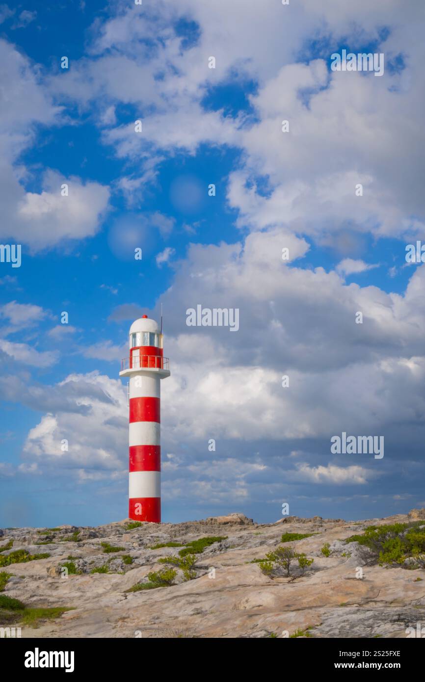 Phare rouge et blanc sur la côte de Cancun, Quintana Roo, Mexique Banque D'Images