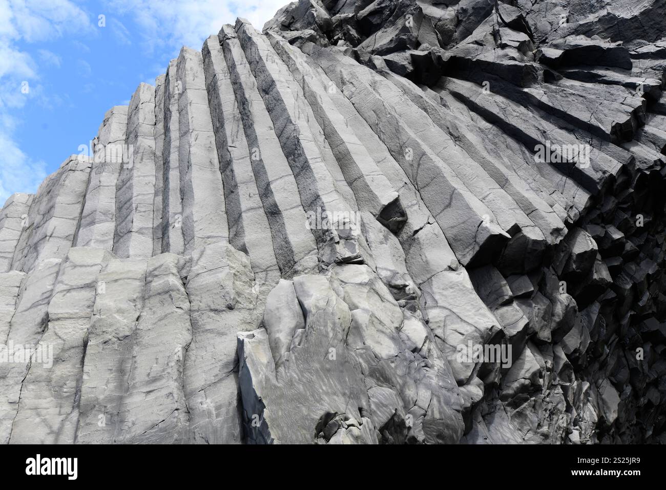 Reynisfjara (plage noire). Formation de basalte colonnaire. Vik i Myrdal, Islande. Banque D'Images