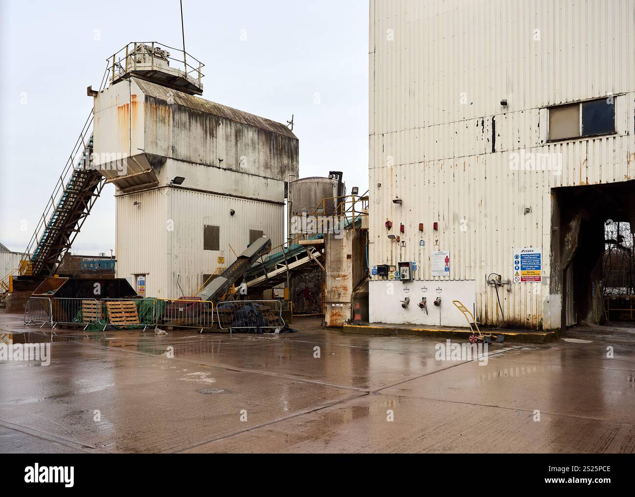 Salford, Manchester, Royaume-Uni. 04 janvier 2025 : Cemex. Un grand complexe industriel avec des bâtiments métalliques et des machines vieillis, capturés un jour de pluie. Banque D'Images