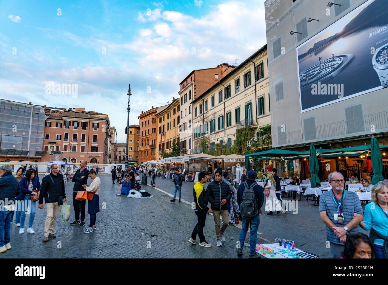 Touristes et vendeurs vendant des œuvres d'art et des souvenirs sur la Piazza Navona à Rome, Italie. Banque D'Images