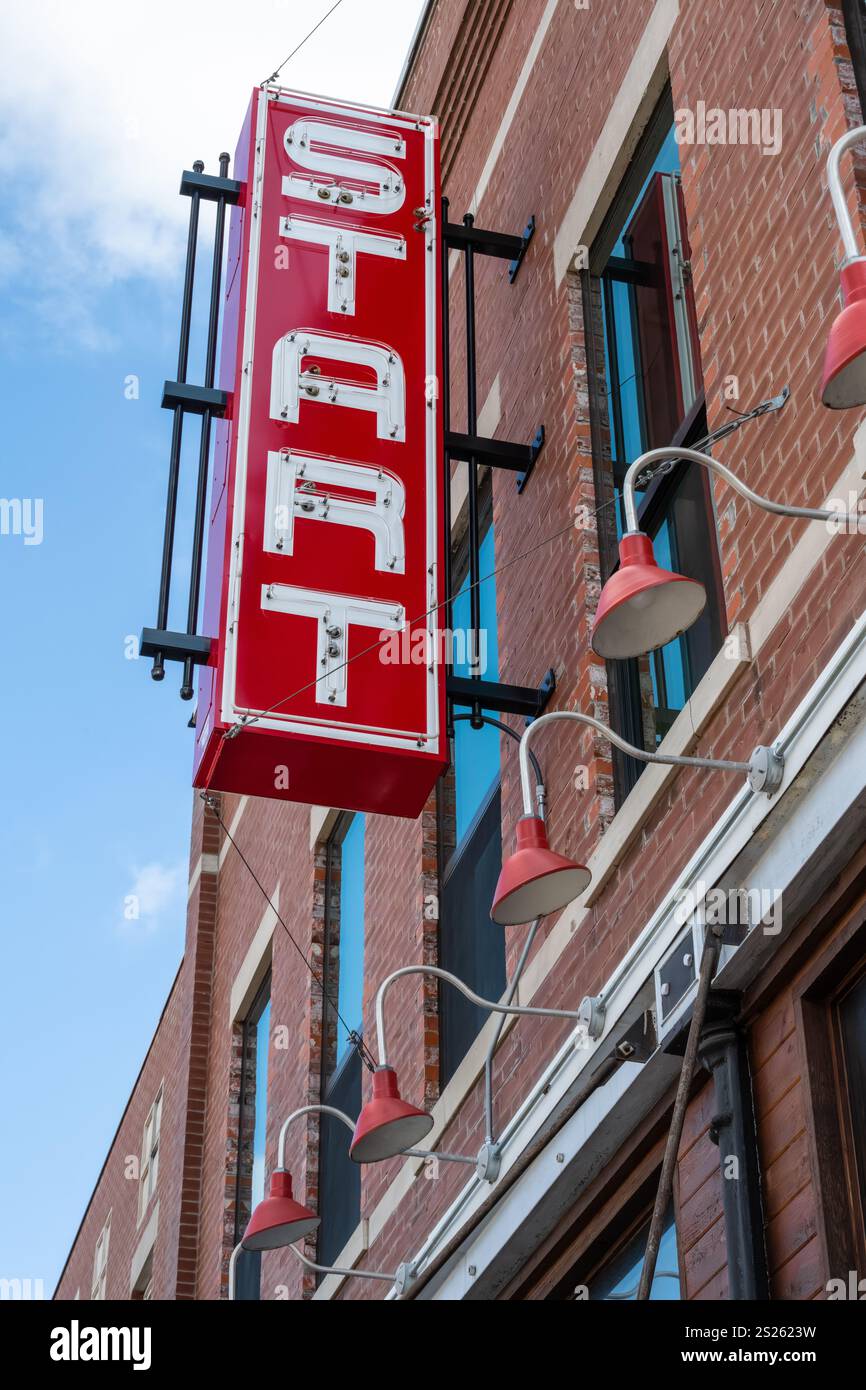 Commencez à construire un panneau de néon dans le centre-ville de Tahlequah, Oklahoma. (ÉTATS-UNIS) Banque D'Images