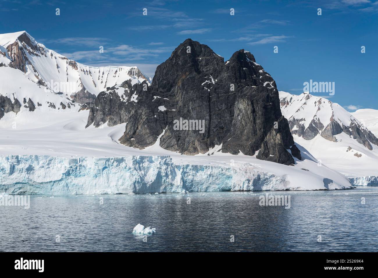 Vue sur les montagnes et les glaciers à Paradise Harbour, péninsule Antarctique, Antarctique Banque D'Images