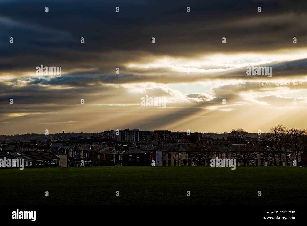 Coucher de soleil sur les gratte-ciel de Bury, Greater Manchester. Banque D'Images