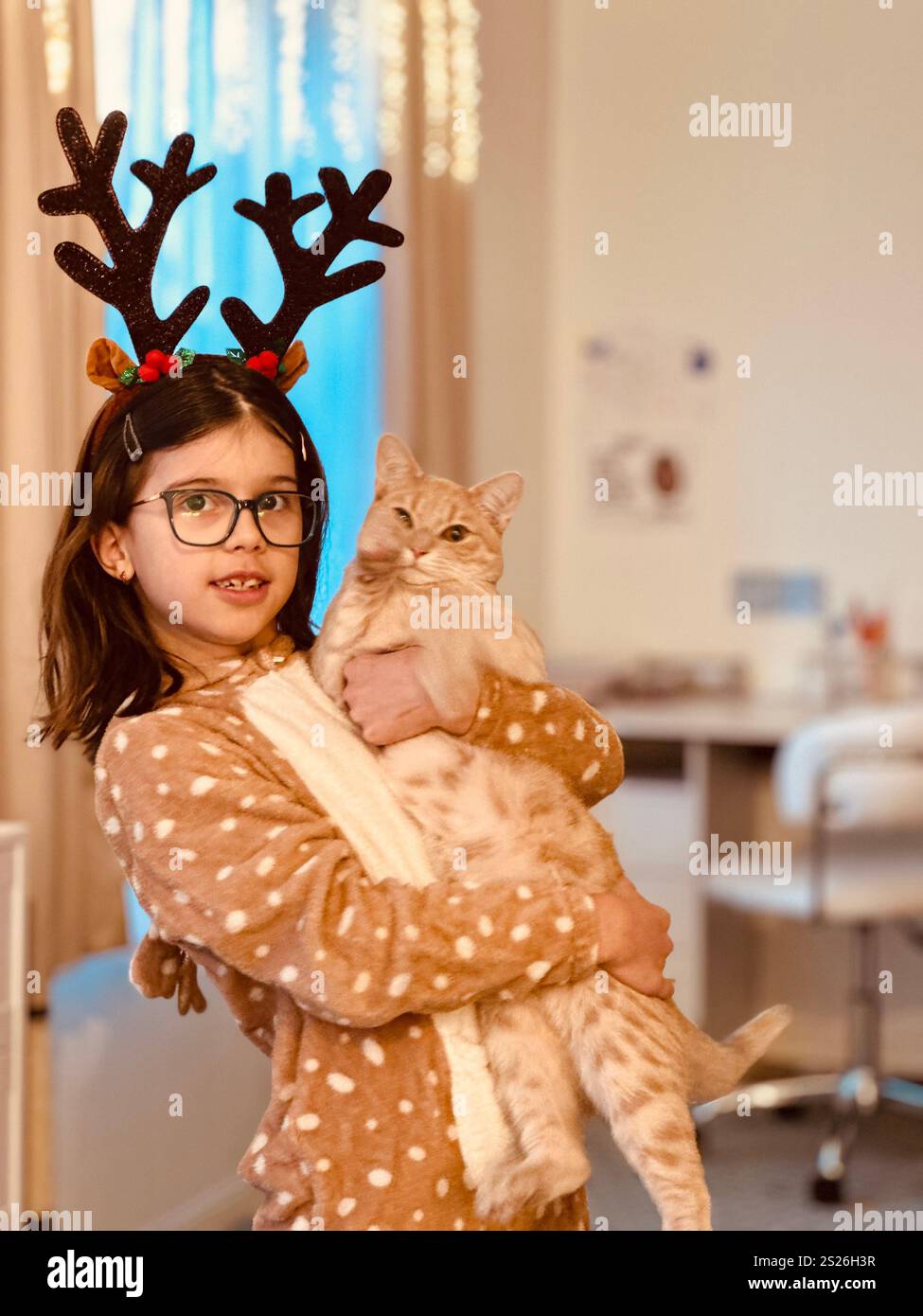 Ma fille avec un chat, c'est le meilleur ami. Cat fait partie de notre famille et les enfants sont toujours heureux d'avoir une Pet inn House. Banque D'Images