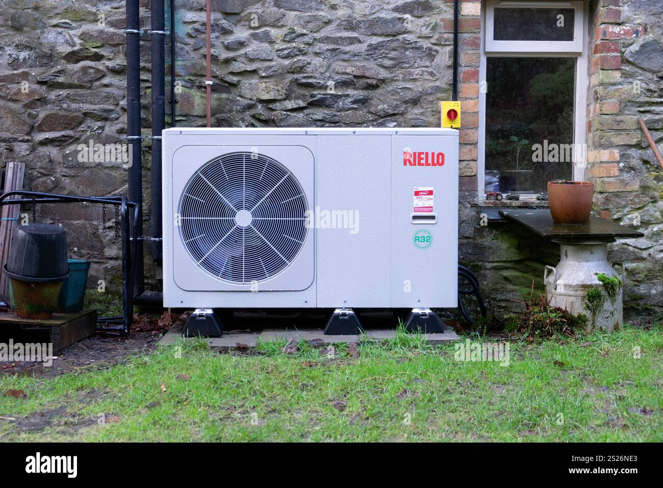 Pompe à chaleur Riello Air source sur le mur arrière d'un chalet en pierre dans le Carmarthenshire pays de Galles Royaume-Uni Grande-Bretagne 2025 KATHY DEWITT Banque D'Images