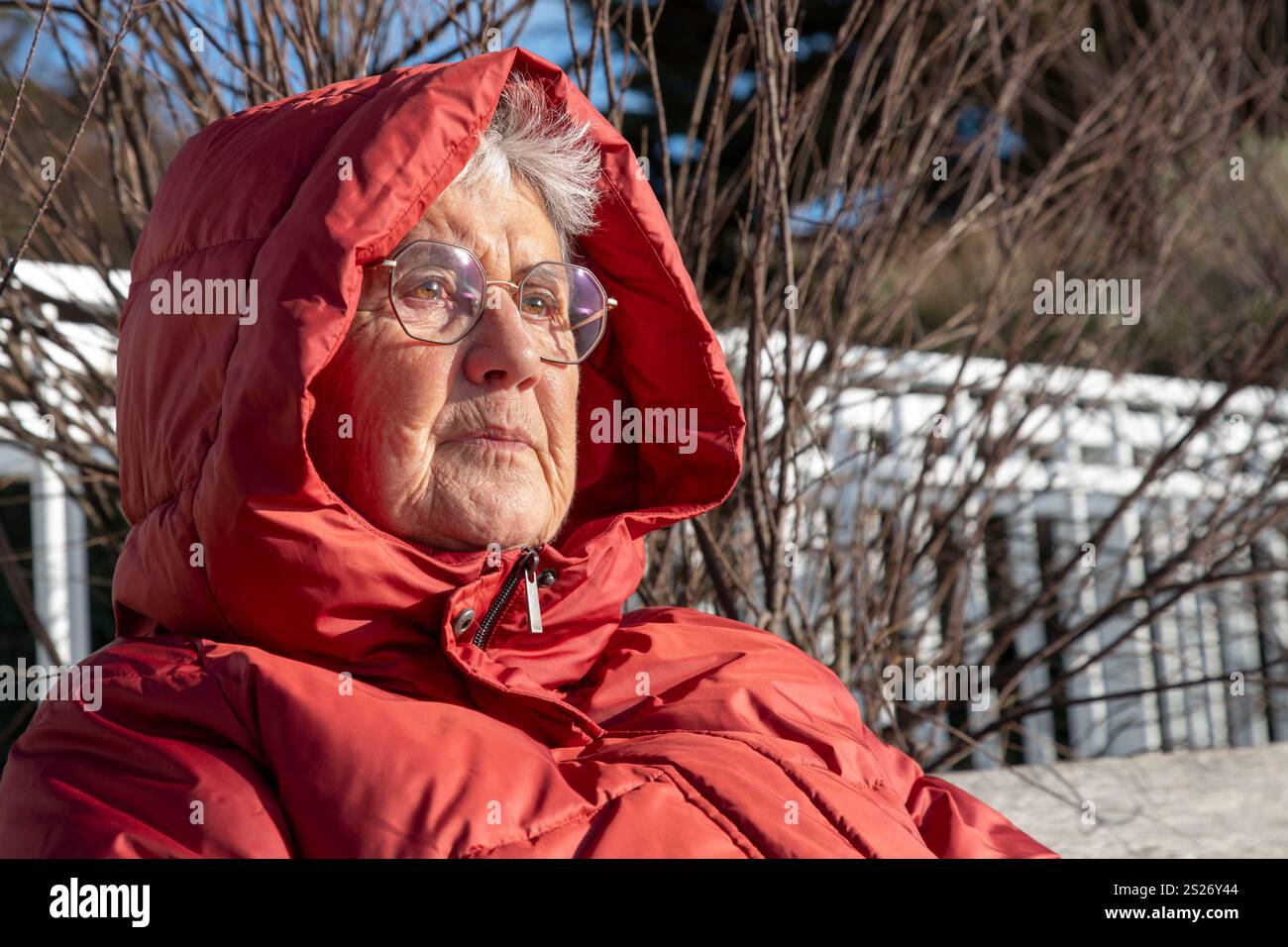 Portrait d'une femme âgée portant un manteau d'hiver Banque D'Images