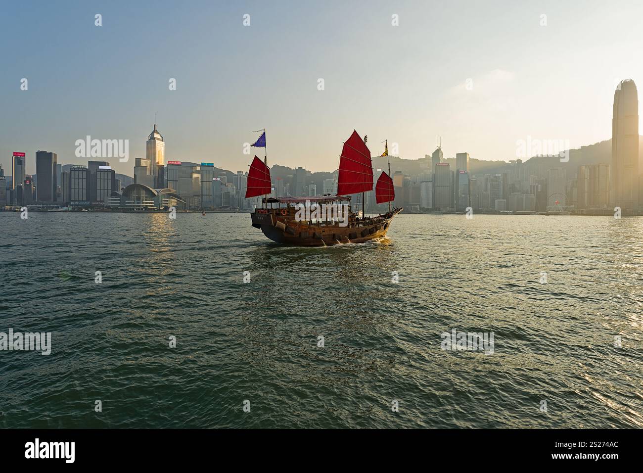 Bateau Aqualuna sur l'eau de hong kong Banque D'Images
