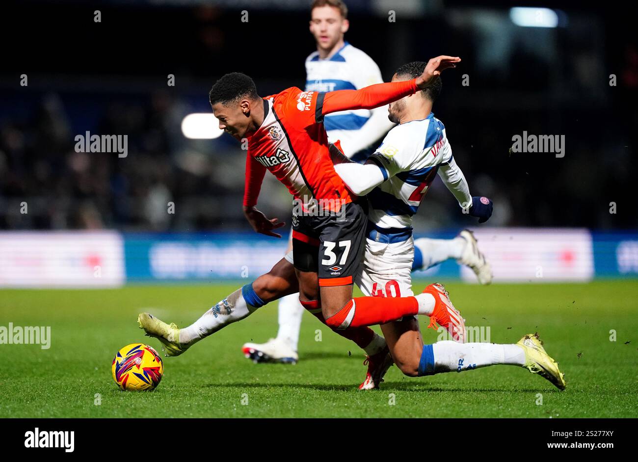 Zack Nelson de Luton Town (à gauche) et Jonathan Varane des Queens Park Rangers (à droite) se battent pour le ballon lors du Sky Bet Championship match au MATRADE Loftus Road Stadium de Londres. Date de la photo : lundi 6 janvier 2025. Banque D'Images