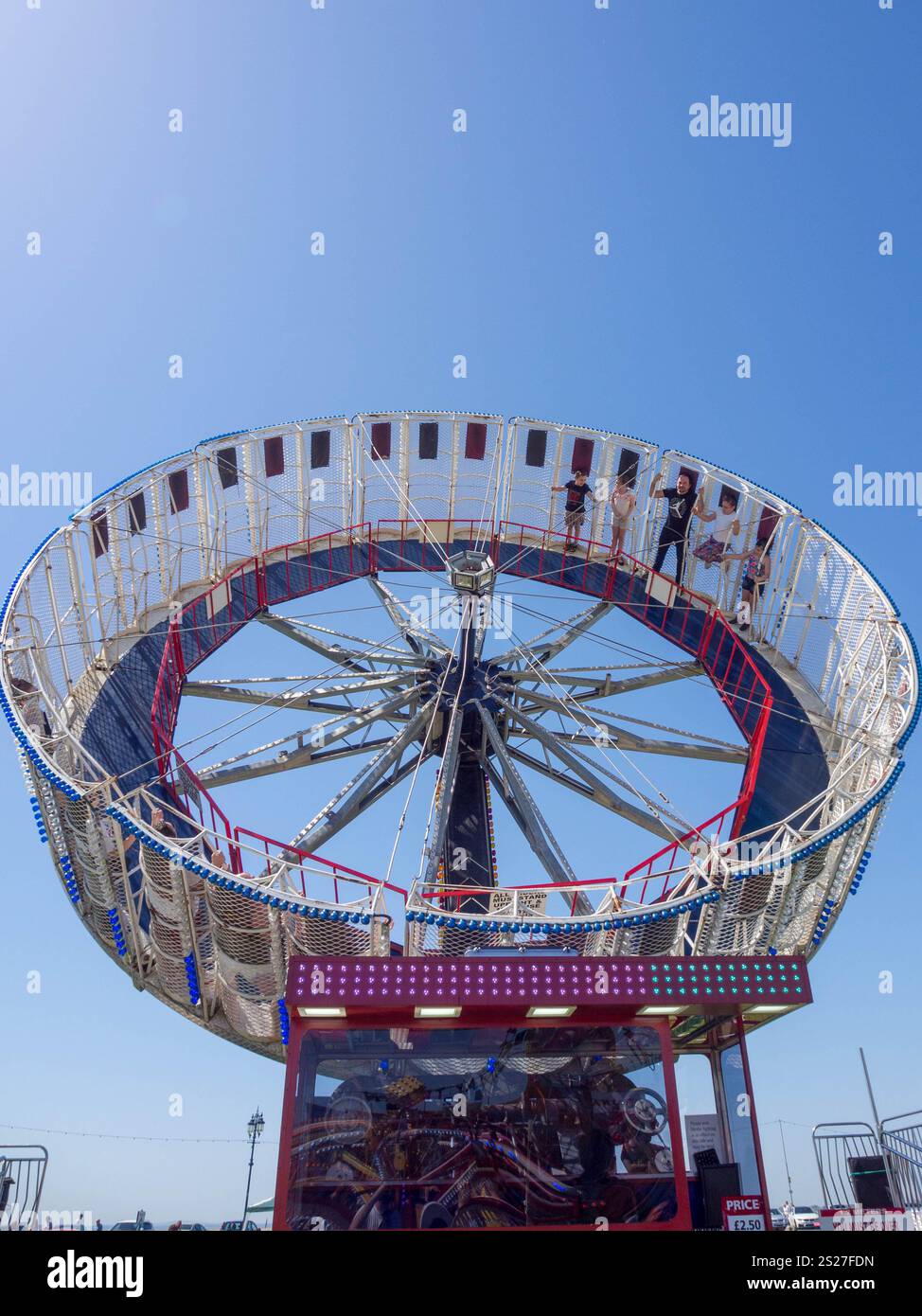 Le rotor ou Gravitron Fairground ride contre un ciel bleu Banque D'Images