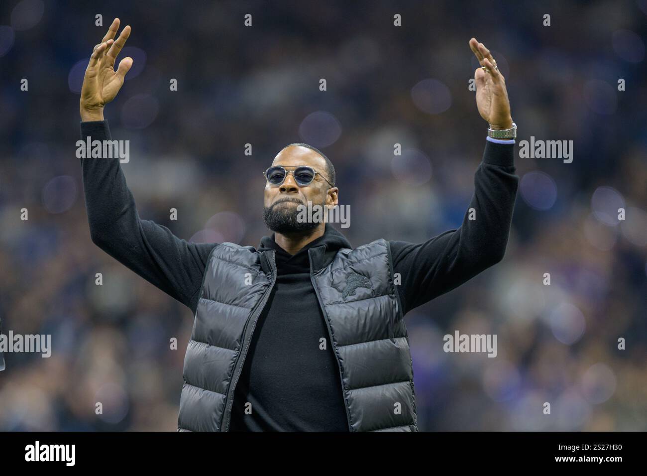 DETROIT, mi - 05 JANVIER : Calvin Johnson, ancien receveur des Lions de Détroit, fait du bruit dans la foule lors d'un arrêt de jeu pendant le match entre les Vikings du Minnesota et les Lions de Détroit le 5 janvier 2025 au Ford Field à Détroit, mi (photo par Allan Dranberg/CSM) (crédit image : © Allan Dranberg/Cal Sport Media) Banque D'Images