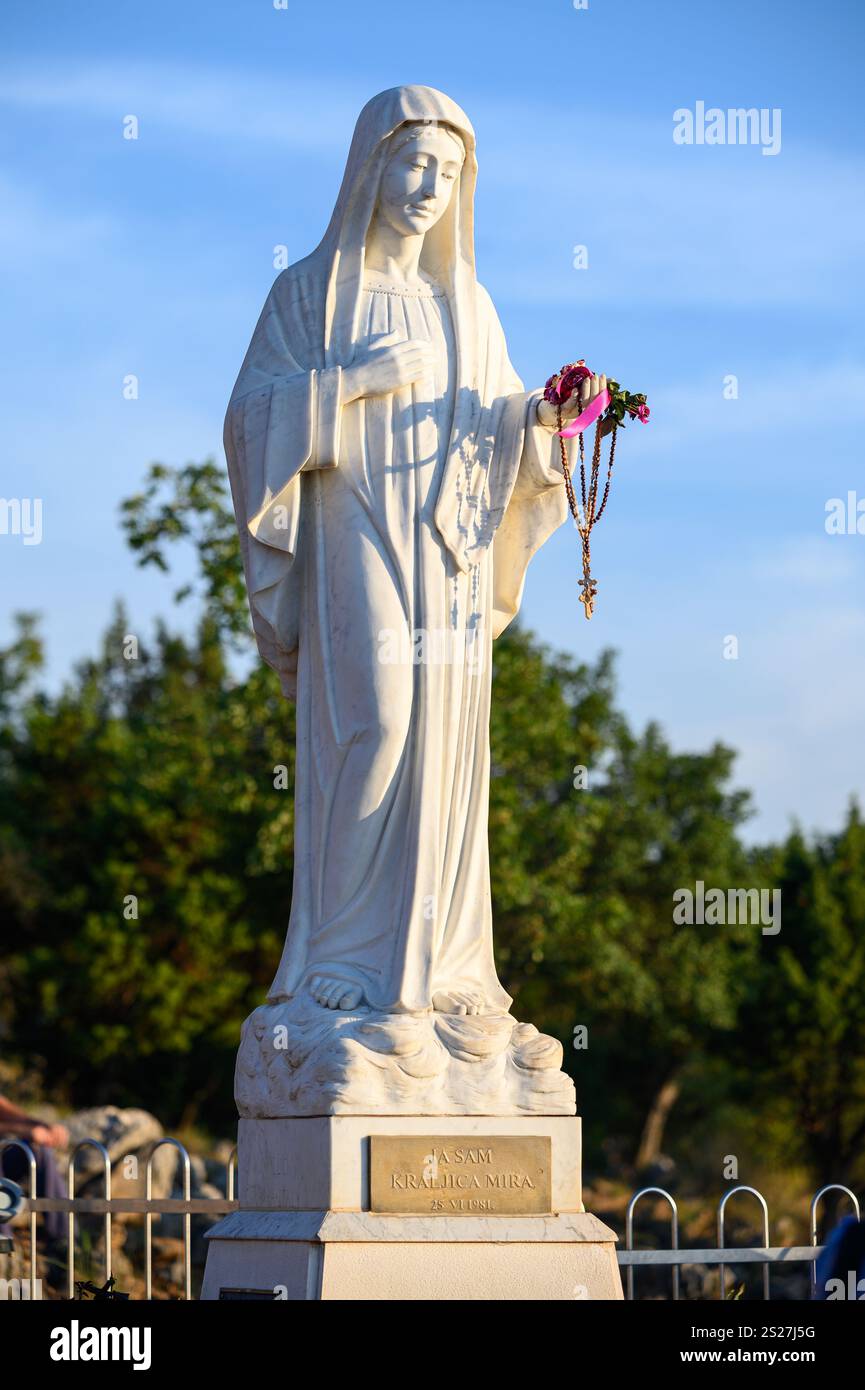 Statue de la Vierge Marie - Reine de la paix sur le mont Podbrdo, la colline de l'apparition surplombant le village de Medjugorje en Bosnie-Herzégovine. Banque D'Images