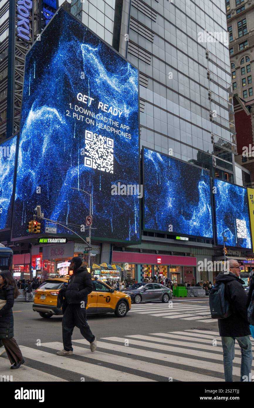 Un écran LED vibrant massif à l'intersection de Seventh Avenue et W. 42nd à Times Square, 2025, New York City, États-Unis Banque D'Images