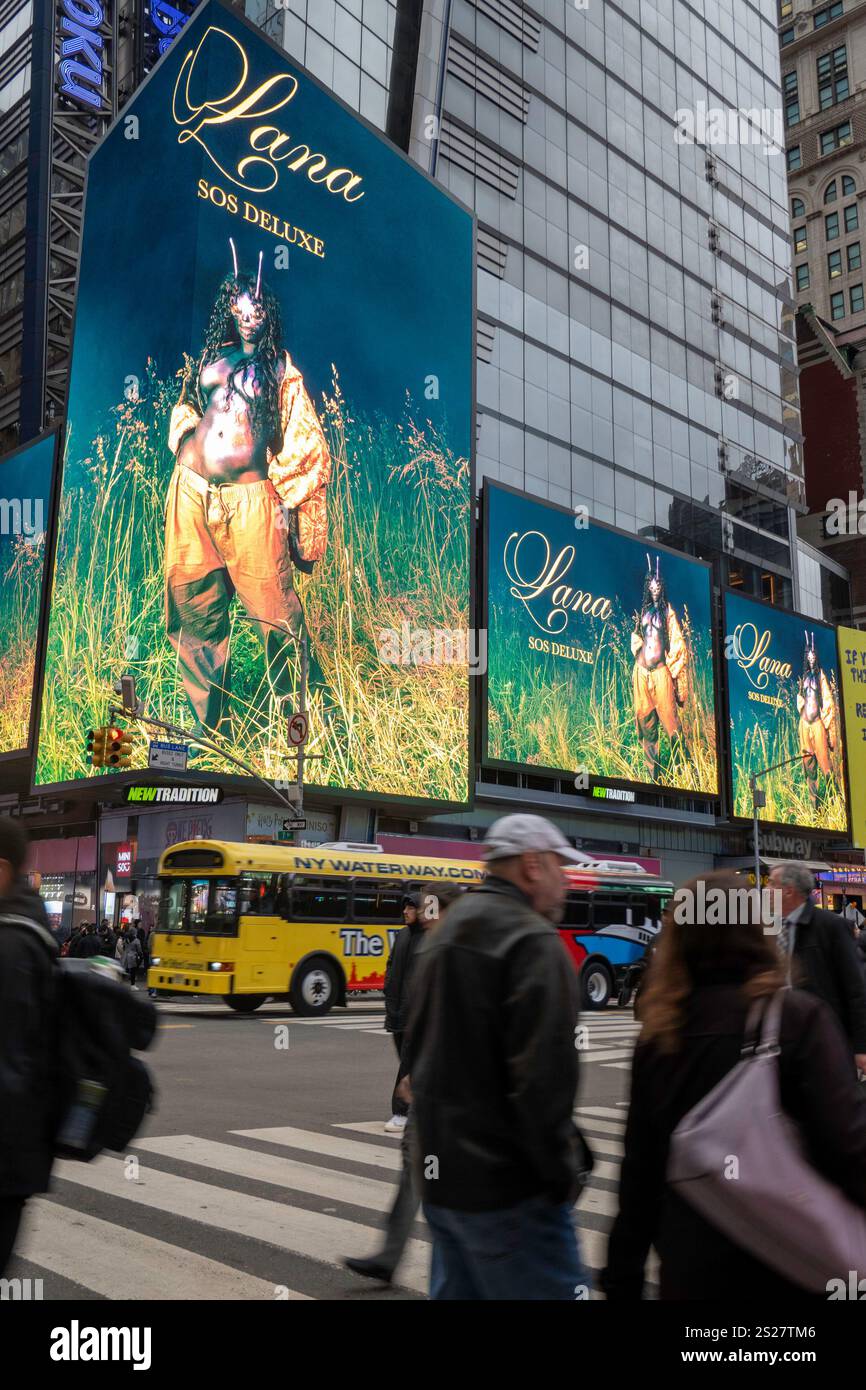 Un écran LED vibrant massif à l'intersection de Seventh Avenue et W. 42nd à Times Square, 2025, New York City, États-Unis Banque D'Images