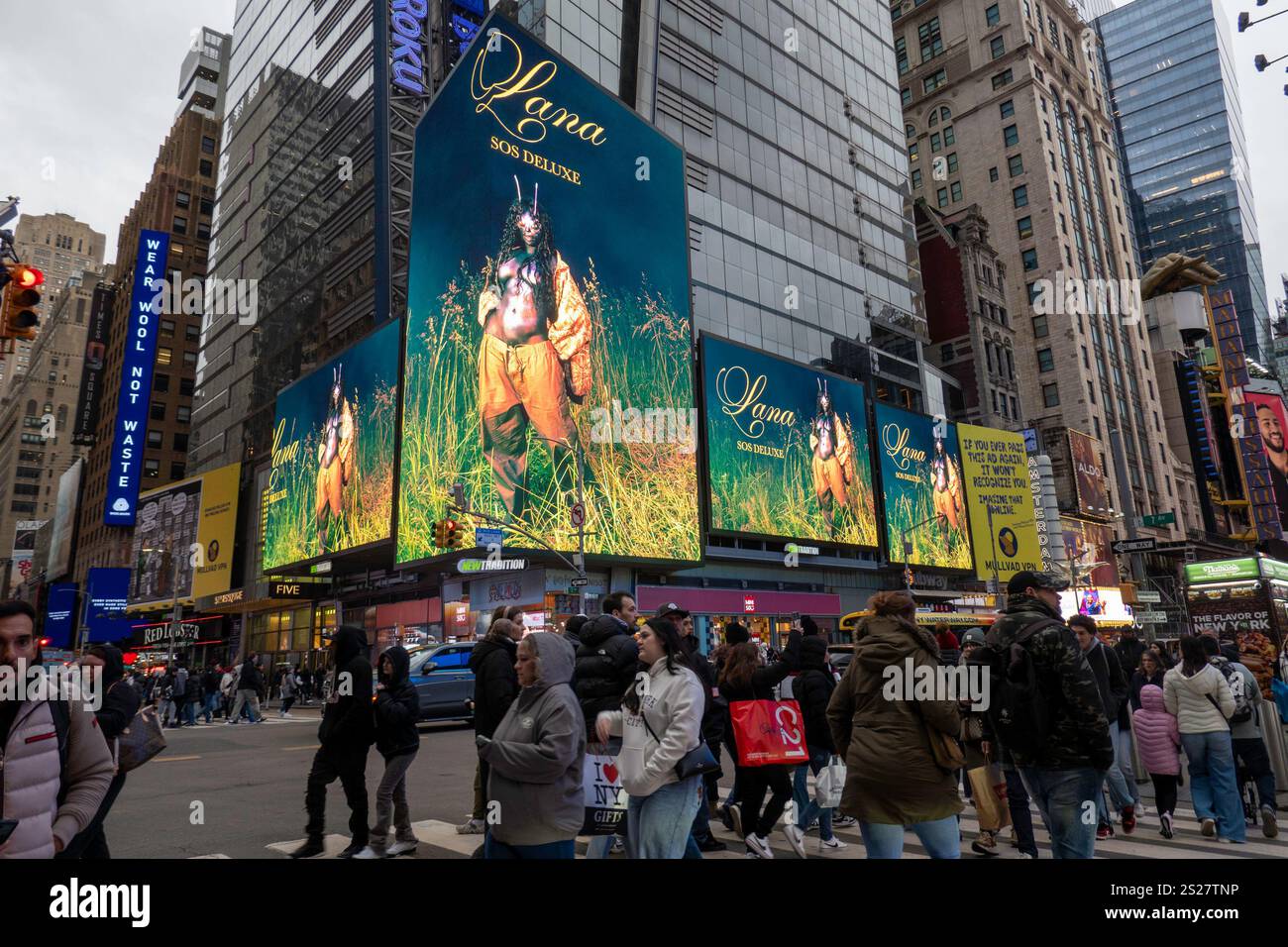 Un écran LED vibrant massif à l'intersection de Seventh Avenue et W. 42nd à Times Square, 2025, New York City, États-Unis Banque D'Images