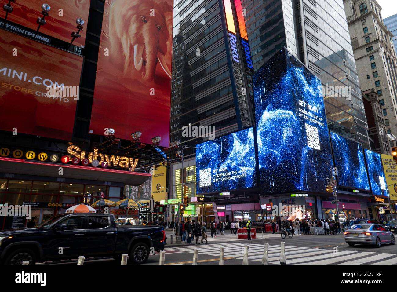 Un écran LED vibrant massif à l'intersection de Seventh Avenue et W. 42nd à Times Square, 2025, New York City, États-Unis Banque D'Images