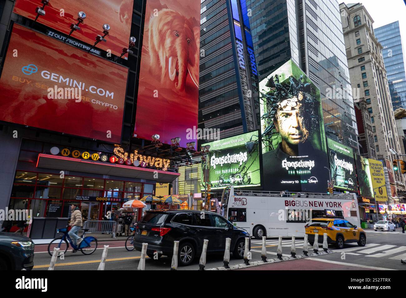 Un écran LED vibrant massif à l'intersection de Seventh Avenue et W. 42nd à Times Square, 2025, New York City, États-Unis Banque D'Images