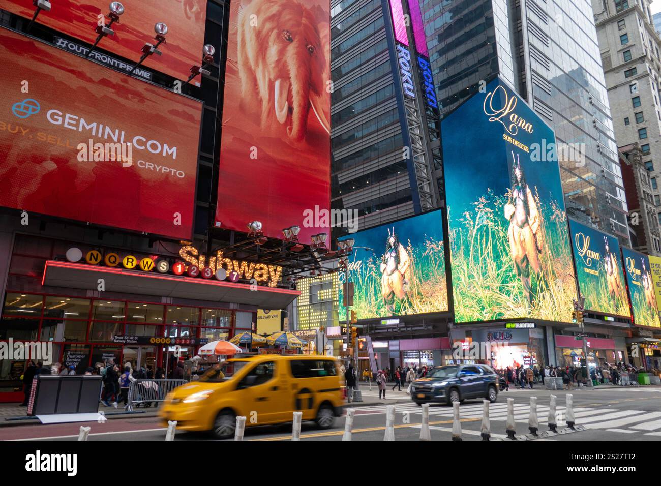 Un écran LED vibrant massif à l'intersection de Seventh Avenue et W. 42nd à Times Square, 2025, New York City, États-Unis Banque D'Images