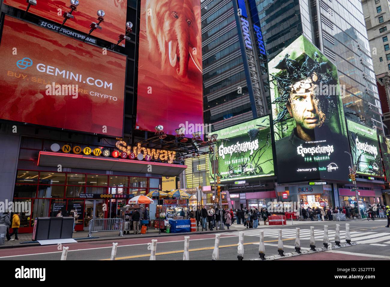 Un écran LED vibrant massif à l'intersection de Seventh Avenue et W. 42nd à Times Square, 2025, New York City, États-Unis Banque D'Images