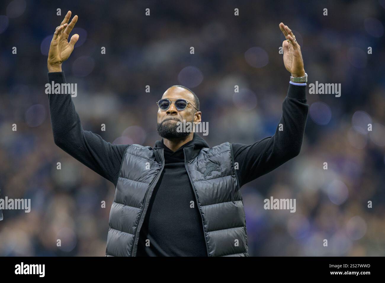 DETROIT, mi - JANVIER 05 : Calvin Johnson, ancien receveur des Lions de Détroit, fait du bruit dans la foule lors d'un arrêt de jeu pendant le match entre les Vikings du Minnesota et les Lions de Détroit le 5 janvier 2025 au Ford Field à Détroit, mi (photo par Allan Dranberg/CSM) Banque D'Images