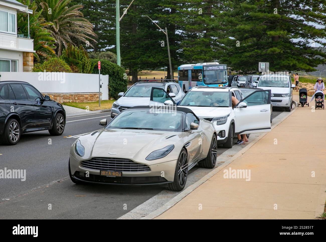 Modèle 2021 Aston Martin DB11 voiture automobile garée à Palm Beach, Sydney, NSW, Australie Banque D'Images