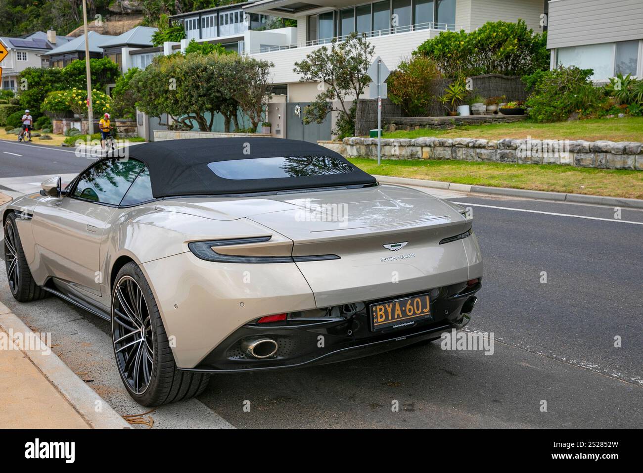 Modèle 2021 Aston Martin DB11 voiture automobile garée à Palm Beach, Sydney, NSW, Australie Banque D'Images