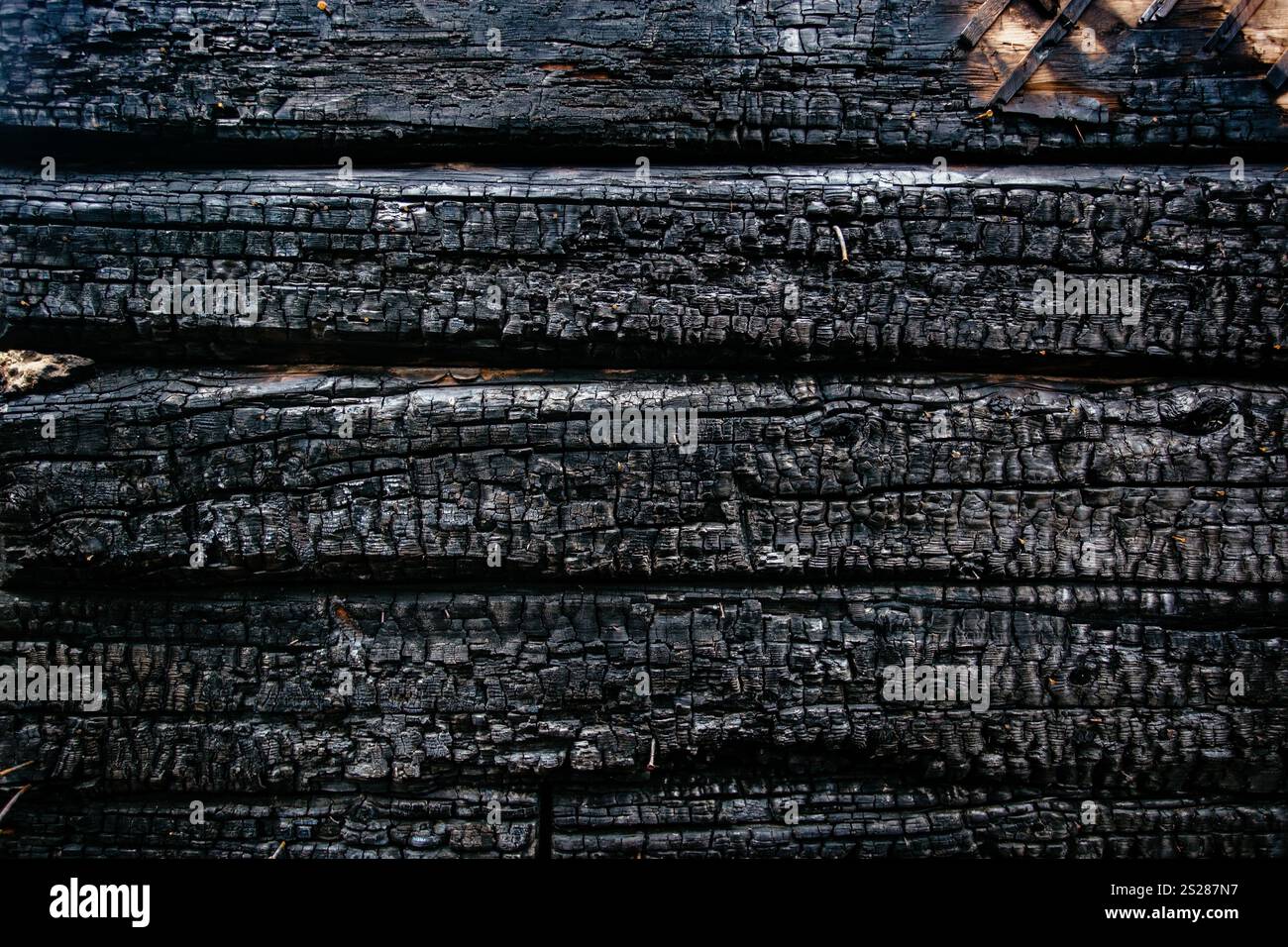 Fond de planches de bois carbonisées brûlées. Banque D'Images
