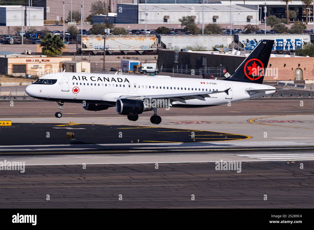 Sky Harbor International Airport 1-4-2025 Phoenix, AZ États-Unis Air Canada Airbus A320 C-FCQX arrivée pour 26 à Sky Harbor Intl. Aéroport. Banque D'Images