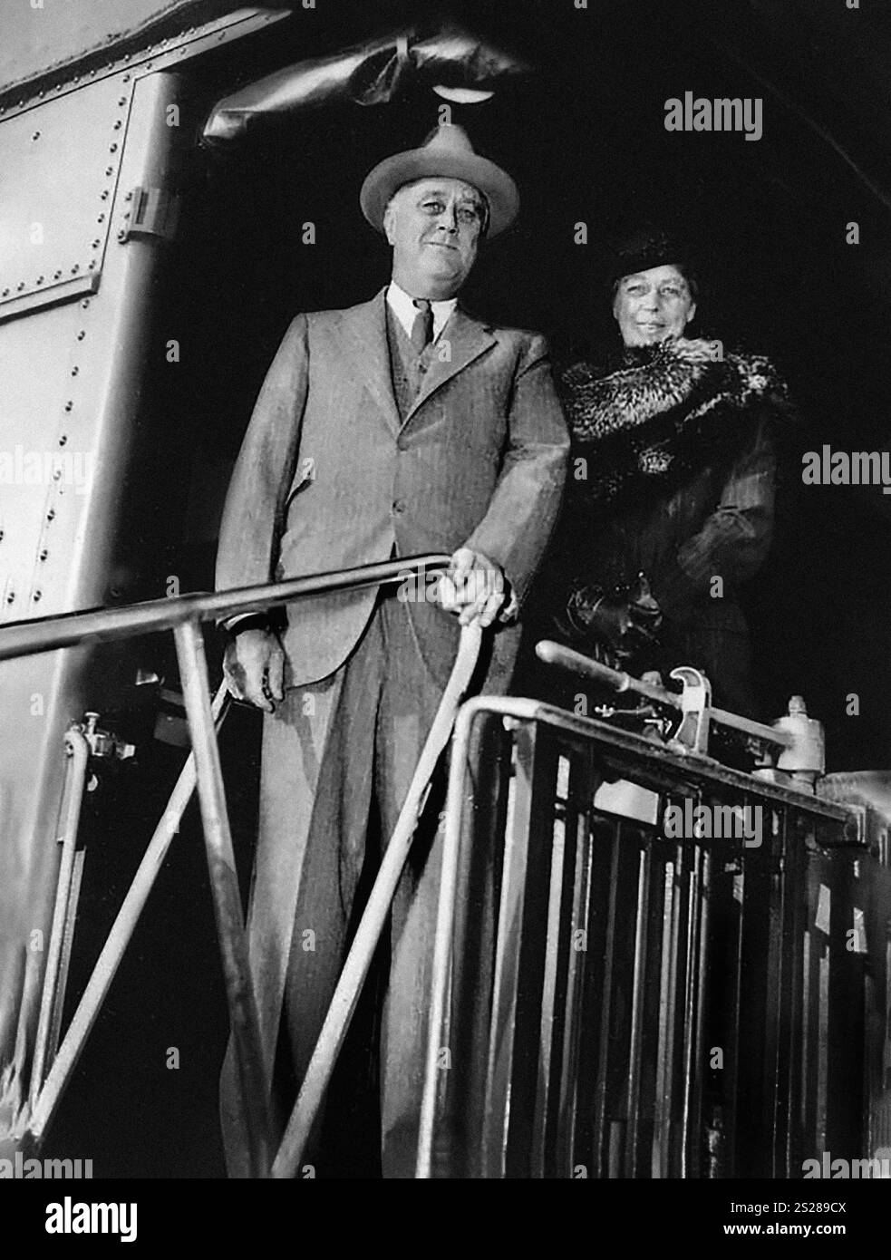 Le président américain Franklin D. Roosevelt et la première dame américaine Eleanor Roosevelt débarquent du train après leur retour de Hyde Park, New York, Washington, D.C. Franklin D. Roosevelt Presidential Library & Museum, 8 novembre 1935 Banque D'Images