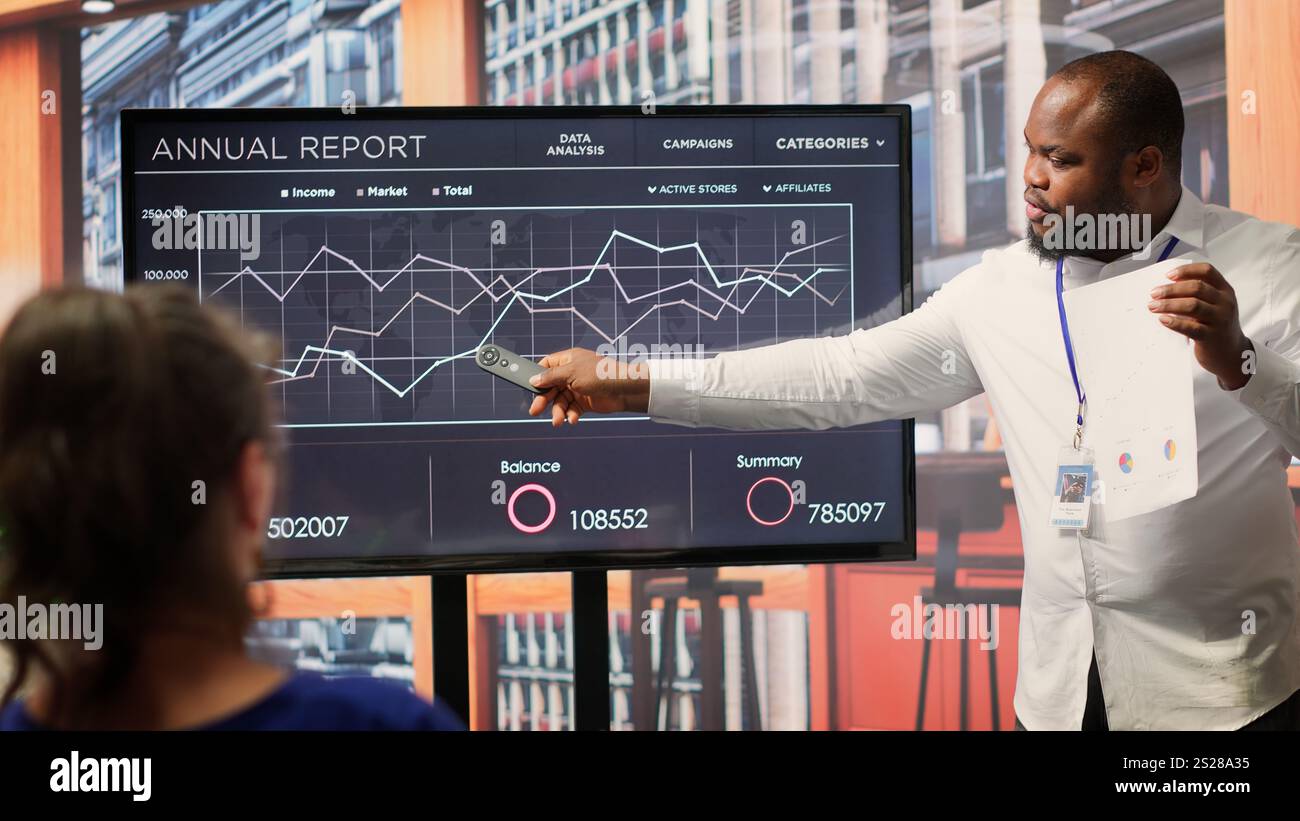 Personnes âgées explorant les plans de retraite avec un conseiller financier, discutant de la retraite et de l'épargne-vie. Couple de personnes âgées cherchant à investir et à sécuriser leurs finances pour l'avenir. Caméra A. Banque D'Images