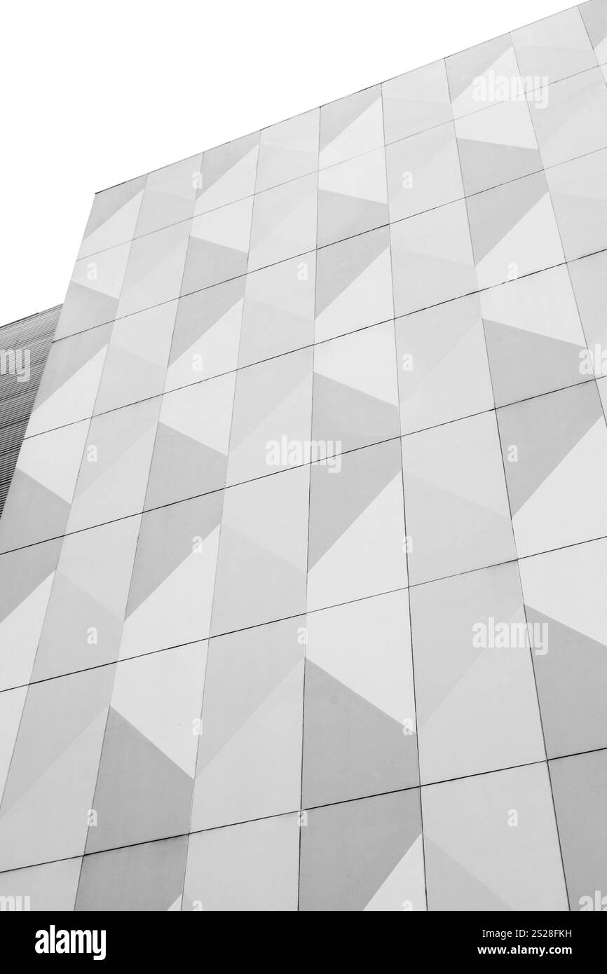 Un mur argenté épuré et minimaliste avec une finition lisse. La surface brillante reflète la lumière, ajoutant une touche d'élégance et de modernité à n'importe quel espace, la créatine Banque D'Images