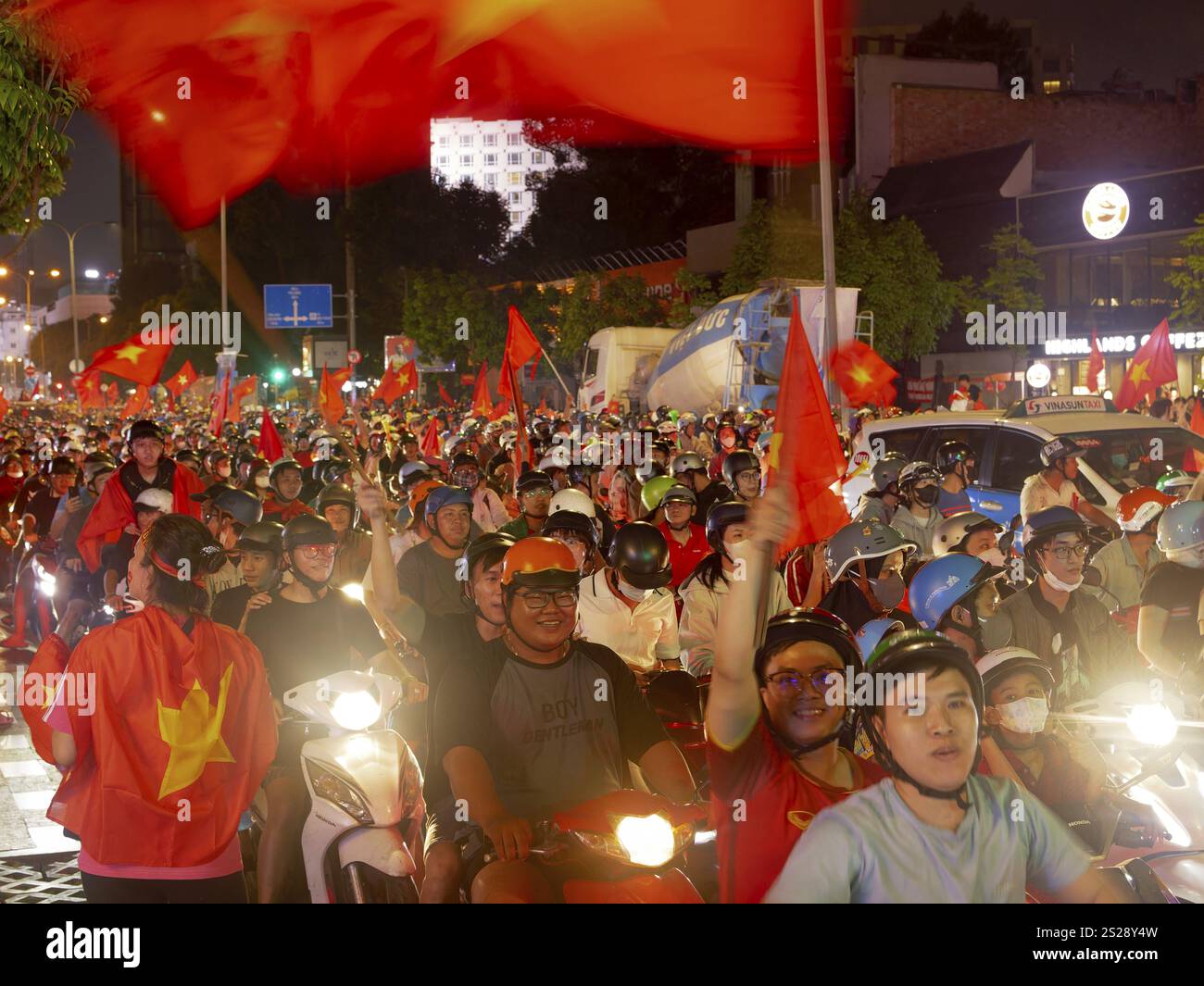 Les fans de football célèbrent dans les rues, victoire dans le championnat ASEAN contre la Thaïlande, de nombreux cyclomoteurs, Saigon, Ho Chi Minh ville, Vietnam, Asie Banque D'Images