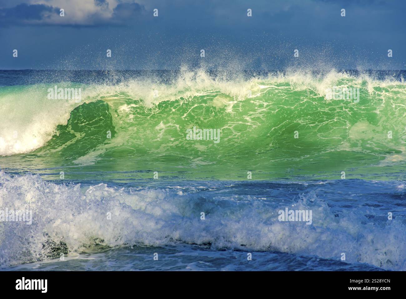 Vague sur la plage d'Ipanema illuminée par le soleil de l'après-midi Rio de Janeiro, RJ, Brésil, Amérique du Sud Banque D'Images Vague sur la plage d'Ipanema illuminée par le soleil de l'après-midi Rio de Janeiro, RJ, Brésil, Amérique du Sud Banque D'Images