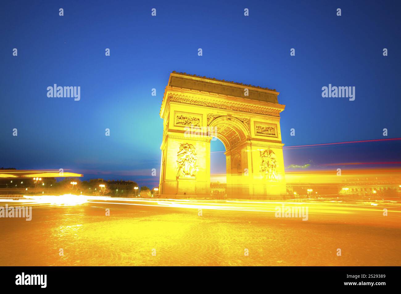 L'Arc de Triomphe à Paris, France. L'un des monuments de la ville. La nuit. Autriche Banque D'Images