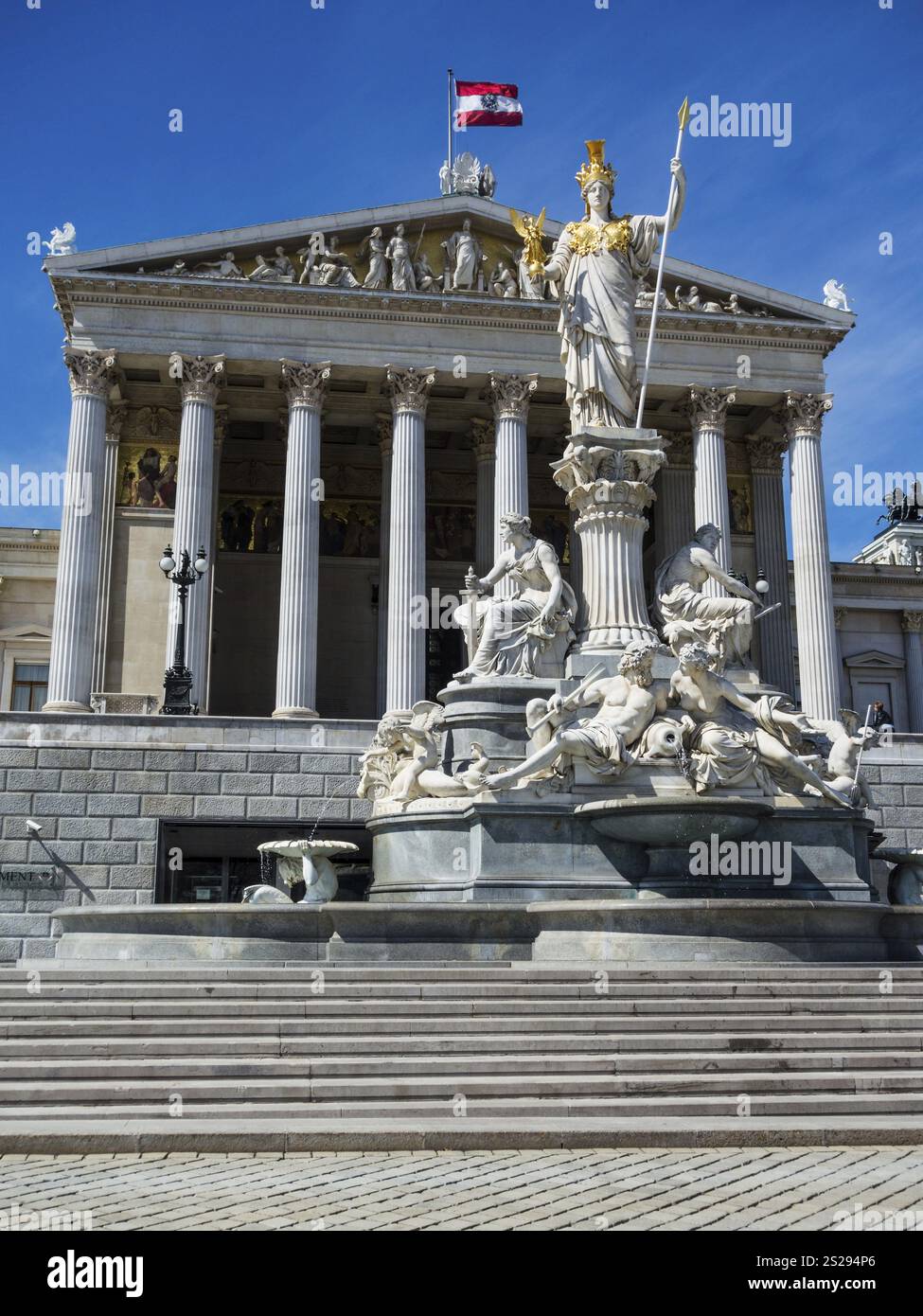 Le parlement à Vienne, Autriche. Avec la statue de Pallas Athéna, la déesse grecque de la sagesse. Autriche Banque D'Images Le parlement à Vienne, Autriche. Avec la statue de Pallas Athéna, la déesse grecque de la sagesse. Autriche Banque D'Images