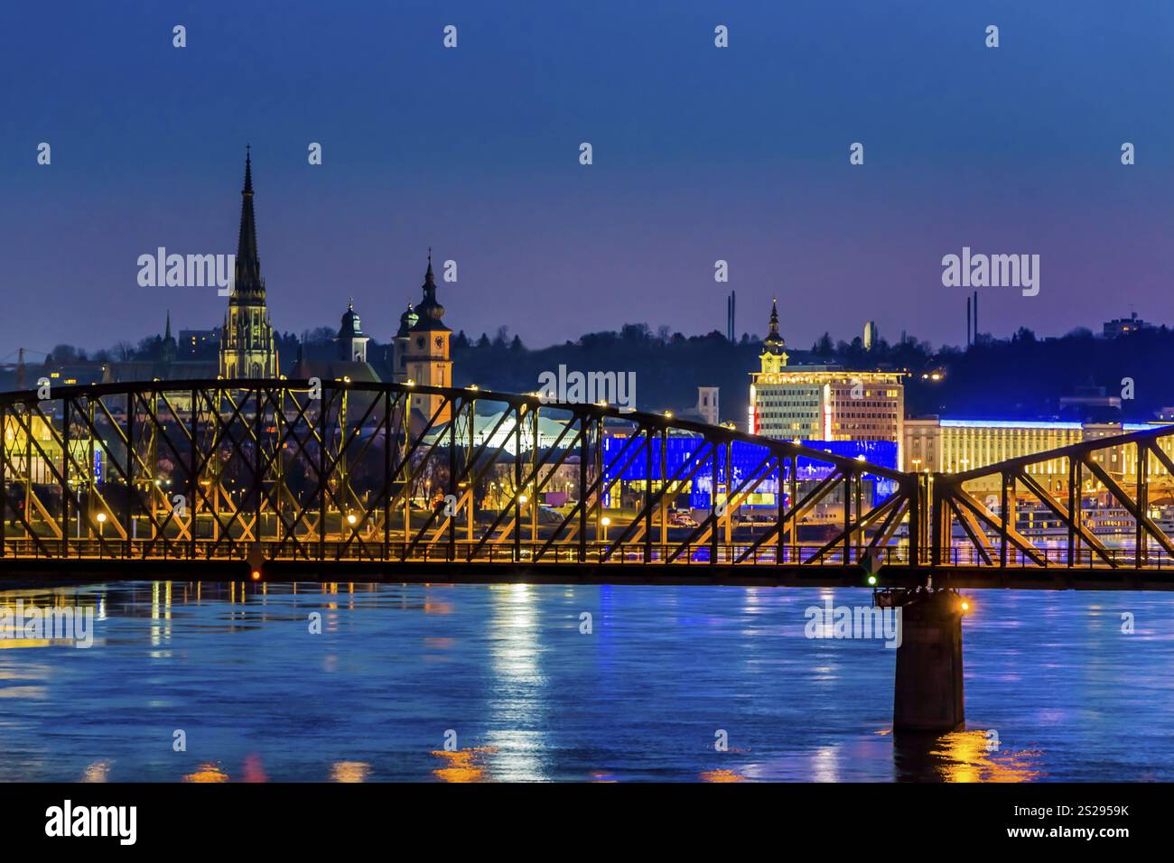 Photo de nuit de Linz avec cathédrale et pont de chemin de fer. Autriche Banque D'Images